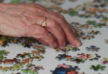 5 razlogov, zakaj je zlaganje puzzlov koristno puzzle, hobby, pieces of the puzzle, leisure, people, older, senior, hand, woman, relaxation, games, corona, puzzle, puzzle, puzzle, puzzle, puzzle, older