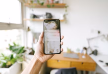 Zakaj bi morali imeti po 60. letu doma vsaj eno pametno napravo iphone, hand, phone, mobile phone, smart phone, technology, hand holding a phone, notify, notifications, updates, messages, iphone, iphone, phone, phone, phone, phone, phone, mobile phone, smart phone, smart phone, notifications