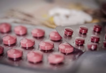 Katera zdravila vzeti na potovanje? Seznam potovalne lekarne za brezskrbne počitnice medications, tablets, medicine, cure, pharmaceutical, pharmacy, pharmacology, medical, medical drugs, pills, prescription, prescription drugs