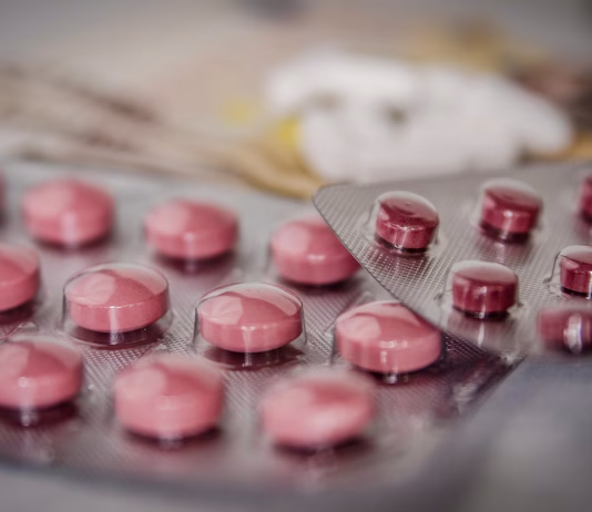 Katera zdravila vzeti na potovanje? Seznam potovalne lekarne za brezskrbne počitnice medications, tablets, medicine, cure, pharmaceutical, pharmacy, pharmacology, medical, medical drugs, pills, prescription, prescription drugs