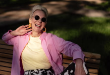 26 presenetljivih navad srečnih starejših žensk, ki vas bodo zagotovo navdihnile Stylish elderly woman sitting on a bench