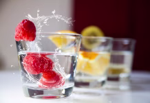 Zakaj je voda najboljša izbira za hidracijo v poletnih dneh? beverages, juices, glasses, raspberries, oranges, water, refreshment, fruit juice, juice, drink, thirst, vitamins, spritzer, nature, red, drinking glass, refreshing, soft drink, fresh, give a