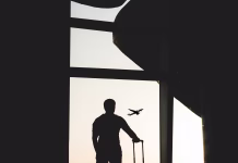 Kako si varno rezervirati potovanje potovanje silhueta moškega