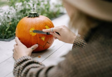 Kako najlažje izrezljati bučo Person carving a pumpkin