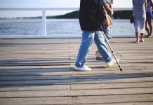 Kako pravilno hodimo z berglami woman, crutch, old, walk, walking, jeans, injury, pier, hardworking, injury, injury, injury, injury, injury