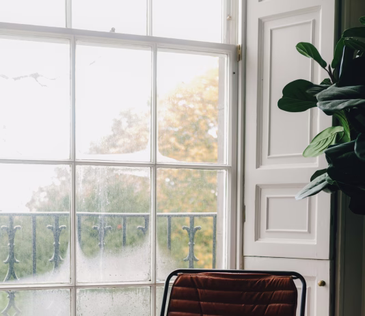 Orošena okna? 7 napak, zaradi katerih nastaja kondenz in narašča vlaga!