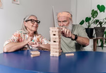 5 super hitrih vaj in 4-tedenski plan za krepitev spomina A couple playing a game of jenga