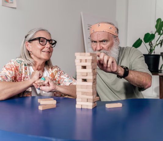 5 super hitrih vaj in 4-tedenski plan za krepitev spomina A couple playing a game of jenga