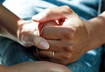 Brki opominjajo: moški, poskrbite za svoje zdravje! Couple Clasping Hands