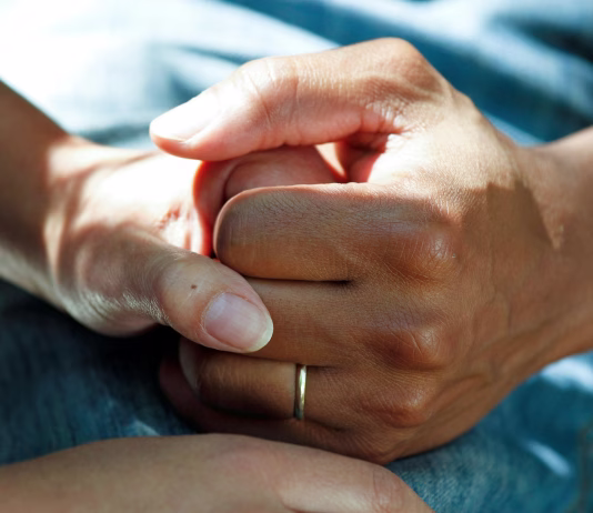 Brki opominjajo: moški, poskrbite za svoje zdravje! Couple Clasping Hands