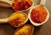 Jutranji napitek za imunski sistem: ingver, kurkuma in cimet Four assorted spices on wooden spoons