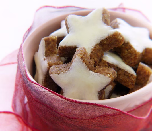 Cimetove zvezdice, ki vedno uspejo cinnamon stars, bowls, ribbon, red, gift, decoration, christmas, packaging, gift ribbon, romantic, cookie, to bake, christmas cookies, homemade, sugar, diet, diabetes, gluten free, stevia, nuts, almonds, bio, advent, contemplative, christmas time, christmas decoration, romance