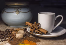 10 dodatkov, ki kavo spremenijo v napitek za razvajanje coffee pot, cup, seasoning, cinnamon, anise, nutmeg, coffee beans, wood, cinnamon, cinnamon, cinnamon, cinnamon, cinnamon, nutmeg, nutmeg, nutmeg