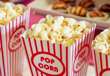 Maraton Sam doma: ne zamudite te decembrske stalnice! new year's eve, popcorn, food, carton, container, movies, cinema, entertainment, bucket, movie theater, theater, snack, buttered, salted, salty, tasty, delicious