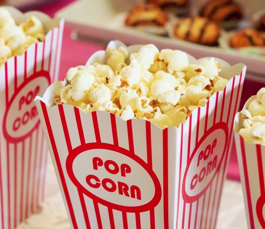 Maraton Sam doma: ne zamudite te decembrske stalnice! new year's eve, popcorn, food, carton, container, movies, cinema, entertainment, bucket, movie theater, theater, snack, buttered, salted, salty, tasty, delicious