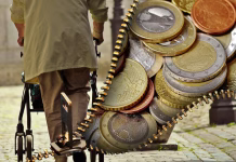 17. decembra upokojence čaka dodaten priliv old people, pensioners, pension, money, currency, euro, cash, banknotes, money coins, pension increase, pension reform, old-age pension, germany, pensioners, pension, pension, pension, pension, pension