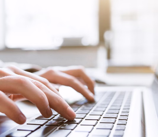 Ustvarjajte zgodbe, ki ganejo – Iščemo pisca za portal Zlata leta (M/Ž) Website technical content writer. Network service. Social media blogging. Closeup of hands typing on laptop, creating new article.