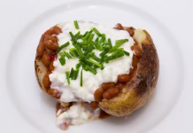 Ideja za enostavno kosilo Baked Potatoe with Beans, Cottage Cheese and Chives