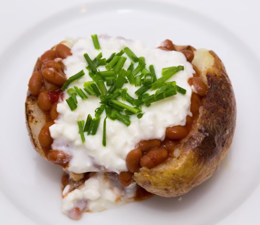 Ideja za enostavno kosilo Baked Potatoe with Beans, Cottage Cheese and Chives