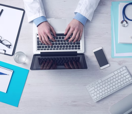 Od marca z zdravniki elektronska komunikacija: kaj morate vedeti? computer, business, typing, keyboard, laptop, doctor, medical care, desk, doctor, doctor, doctor, doctor, doctor