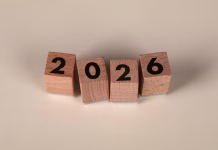 Letos namesto zaobljub izberite cilje Wooden number blocks displaying year 2026