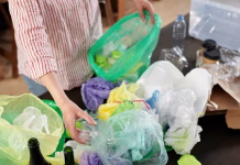 7 najpogostejših napak pri ločevanju odpadkov. Počnete katero? A person sorting plastic wastes