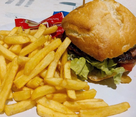 Kako naravno znižati holesterol? burger, food, chips, plate, menu, restaurant, fast food, junk food, cholesterol, carbohydrates, bread, fried, get fat, fat, fat woman, hungry, vice, gluttony, bar, gastronomy, meat, dining room, ketchup, burger, fast food, junk food, junk food, junk food, junk food, junk food, cholesterol