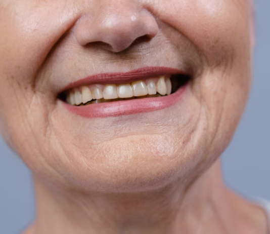 Kako se po menopavzi spremenita nega kože in izbor ličil Close up shot of a smiling woman