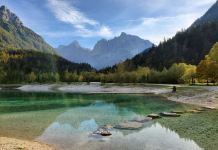 Čudoviti kraji po Sloveniji čakajo na vas! Fall colors at Lake Jasna, Slovenia.