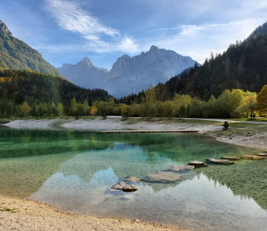 Čudoviti kraji po Sloveniji čakajo na vas! Fall colors at Lake Jasna, Slovenia.