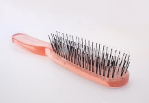 Kdaj ste nazadnje očistili svoj glavnik ali krtačo za lase? hairbrush, brush, comb, hair care, hairdresser, hairstyle, bristles, beauty, closeup, hairbrush, hairbrush, hairbrush, hairbrush, hairbrush