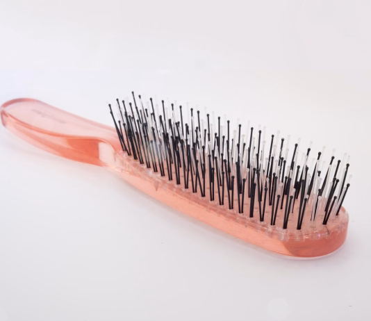 Kdaj ste nazadnje očistili svoj glavnik ali krtačo za lase? hairbrush, brush, comb, hair care, hairdresser, hairstyle, bristles, beauty, closeup, hairbrush, hairbrush, hairbrush, hairbrush, hairbrush