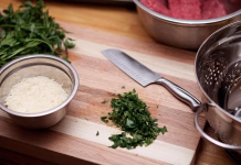 Jedi (in druge stvari) iz kuhinje babic, ki se vračajo kitchen, cooking, knife, cilantro, mixing bowl, strainer bowl, strainer, kitchenware, parmesan, shredded cheese, shredded parmesan, cutting board, wood cutting board, kitchen, kitchen, kitchen, kitchen, cooking, cooking, cooking, cooking, cooking, knife, cutting board