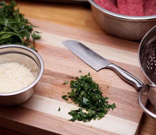 Jedi (in druge stvari) iz kuhinje babic, ki se vračajo kitchen, cooking, knife, cilantro, mixing bowl, strainer bowl, strainer, kitchenware, parmesan, shredded cheese, shredded parmesan, cutting board, wood cutting board, kitchen, kitchen, kitchen, kitchen, cooking, cooking, cooking, cooking, cooking, knife, cutting board