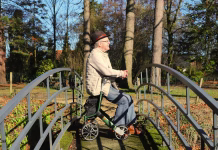 5 zdravstvenih težav, ki pridejo z leti Resting on walker outside.