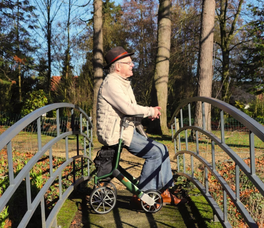 5 zdravstvenih težav, ki pridejo z leti Resting on walker outside.