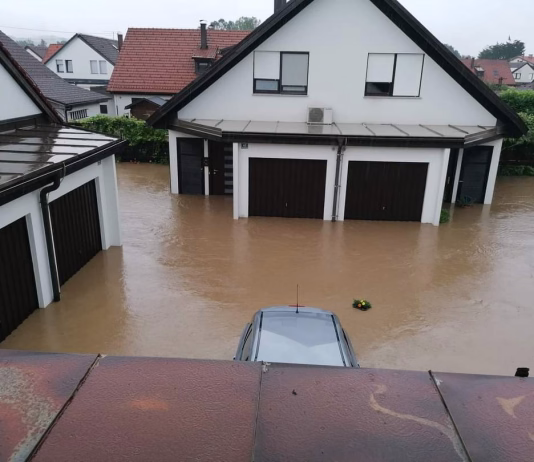 Poplave avgusta 2023: fizičnim osebam odločbe do konca leta 2026? poplavljene hiše v Ljubljani