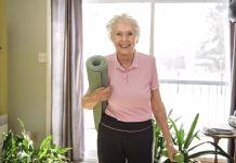 Vaje za ravnotežje, ki jih lahko izvajate doma A Portrait of nice senior training at home