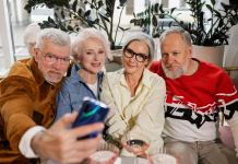 Prijateljstva po petdesetem letu Elderly people taking a groupie