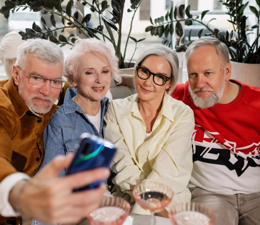 Prijateljstva po petdesetem letu Elderly people taking a groupie