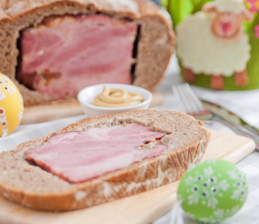 Velikonočna šunka v testu, ki vedno uspe: recept za praznično klasiko German Easter Bread filled with ham