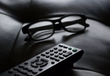 Vsak dan se jih dotikamo, a ne očistimo Grayscale photo of remote control near eyeglasses