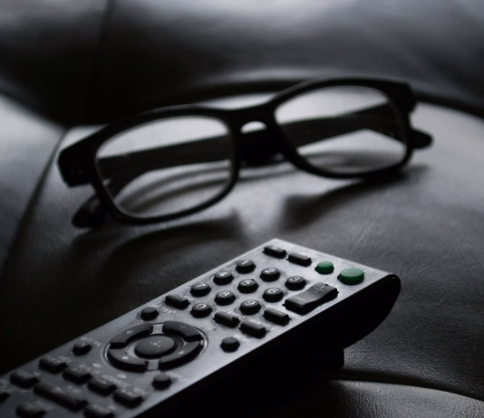 Vsak dan se jih dotikamo, a ne očistimo Grayscale photo of remote control near eyeglasses