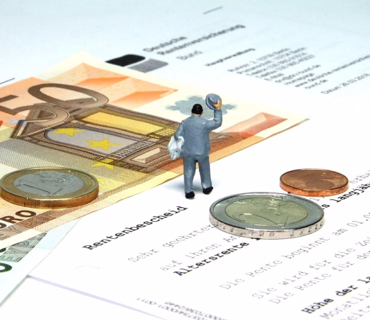 Koliko bo znašal letni dodatek za leto 2026 za uživalce sorazmernega dela pokojnine? retirement, pension, miniature figures, pensioners, pension ruling, money, euro, old, basic pension, pension reform, validation, retirement benefit, supply, eventide, insurance, miniature figure, miniature, creative, little man, tiny, model construction figure, retirement, pension, validation, insurance, insurance, insurance, insurance, insurance