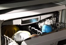 ZPS opozarja: tablete za strojno pomivanje posode lahko vsebujejo škodljive snovi A mug in a dishwasher(Edited with Google photos.)