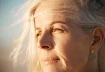 Utrujeni? Vitamin D telo proizvaja samo. A le ob teh pogojih Closeup on the face of a mature woman on the beach. Beautiful senior woman enjoying the view on the beach. Face of a beautiful senior woman enjoying the view. Mature woman on holiday by the sea
