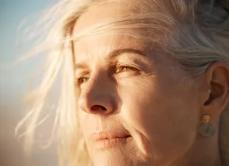 Utrujeni? Vitamin D telo proizvaja samo. A le ob teh pogojih Closeup on the face of a mature woman on the beach. Beautiful senior woman enjoying the view on the beach. Face of a beautiful senior woman enjoying the view. Mature woman on holiday by the sea