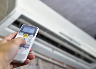 Večina Slovencev naredi to napako s klimo že ob prvem vročinskem valu hand control air conditioner remote, controling temperature.