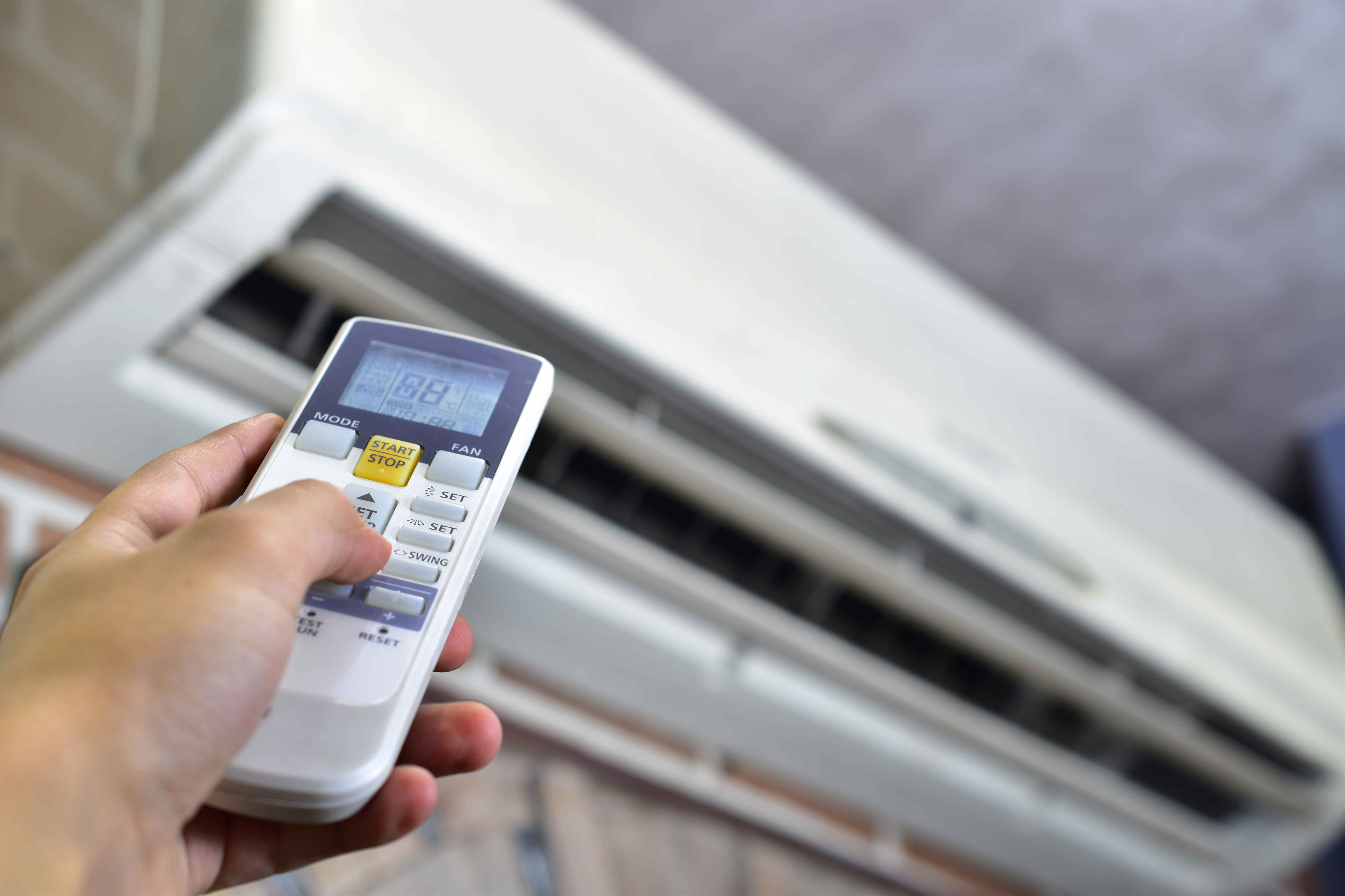 Večina Slovencev naredi to napako s klimo že ob prvem vročinskem valu hand control air conditioner remote, controling temperature.