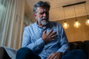Srčni infarkt: znaki, ki jih ne smete spregledati, in kako ukrepati